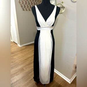 Vintage Forever 21 Black & White Gown – Elegant & Timeless